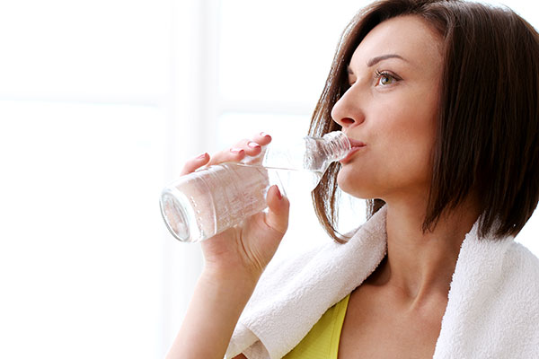 beber agua mal aliento
